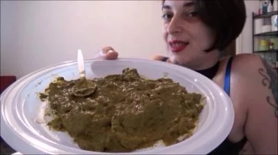 Scatshop.com: (Mistress Roberta) - Morning Feeding [SD] (190 MB)