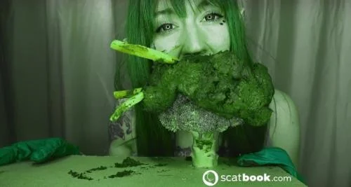 Scatbook: (SweetBettyParlour) - I am the Green Giant [HD 720p] (223.96 MB)