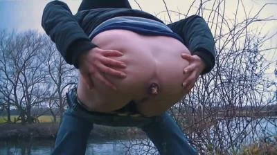 Filthygrid.com: (Mia Skye aka MiaRoxxx) - Cold Autumn Day Outdoor Shit [HD 720p] (34.0 MB)