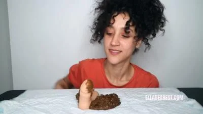 Scatbook.com: (Ella Dearest aka Efro Ella) - PEE PEE POO PLAY [HD 720p] (25.6 MB)