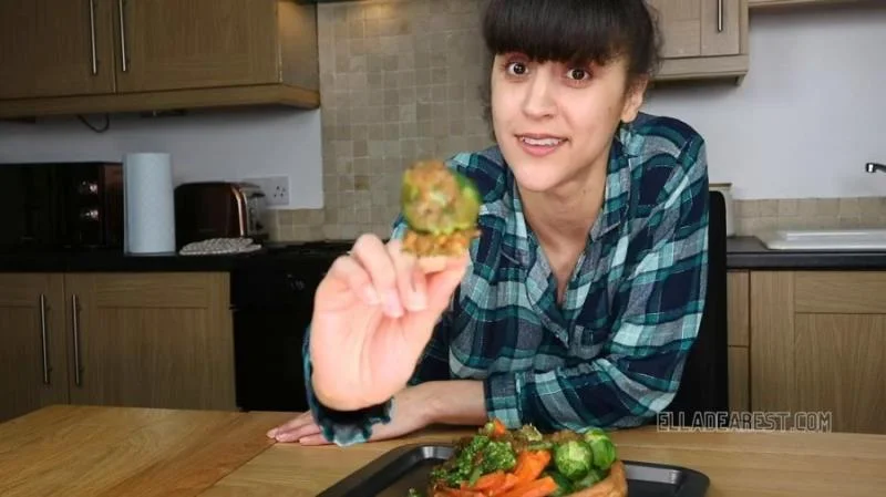 Scatbook.com: (Ella Dearest aka Efro Ella) - Sunday Dinner [HD 720p] (59.6 MB)