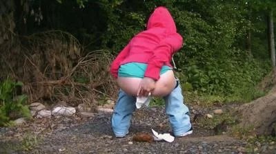 Filthygrid.com: (Mia Skye aka MiaRoxxx) - A Walk In The Park [HD 720p] (12.4 MB) Scat-Slaves.net