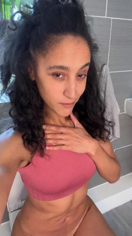 Scatbook.com: (Ella Dearest aka Efro Ella) - The Loudest Plops [SD] (73.5 MB)