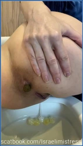 יומית של מזון לחזירים מלוכלכים עם הגברת ג'רדנה