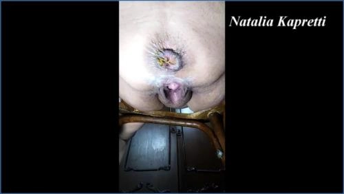 Task: Create ONE SEO-optimized title that matches how users in this country actually type queries.

Title: Natalia Kapretti - Schöne BBW spielt und masturbiert, FullHD 1080p, russische Szene