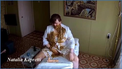 Selbstbefriedigung mit Strap-On und Kot - Natalia Kapretti geht aufs Ganze, 2022, HD 720p, Scat, Femdom