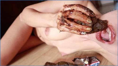 Download Sabrina Dacos Pinkelspiel und Essensspiel in FullHD 1080p Scat-Slaves.net