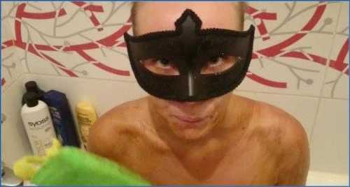 Natalya - жена покрыта дерьмом в душе HD 720p