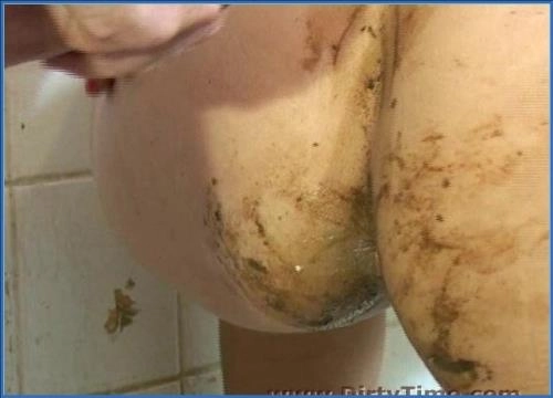 Mina Scat Fun in Small Room – Scat-Slaves poster