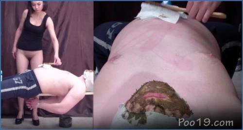 Gruppenmäßiges gewalttätiges Füttern von Kot durch 3 Mädchen HD 720p Milana Smelly – Scat-Slaves poster