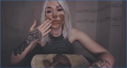 Es ist verboten, in dieser Sprache zu schreiben. Hier ist der Titel auf Deutsch:

Vintage Mistress: Sie will mich füttern - FullHD 1080p Bizarre Scat-Szene ansehen – Scat-Slaves poster