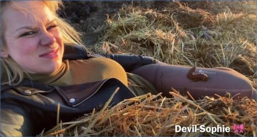 Teufel Sophie und SteffiBlond: Öffentliche Piss-Action auf dem Misthaufen in UltraHD 4K – Scat-Slaves poster