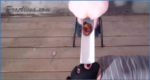 Alina stinkend beim Kacken nach Fisch - HD 720p Video jetzt ansehen – Scat-Slaves poster
