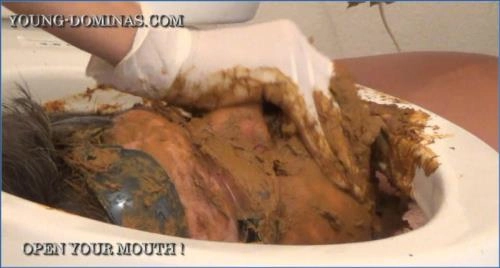 Ver Real Toilet Abuse Parte 7 HD 720p con Young-Dominas en escenas de sadomasoquismo y fetiche bizarro.