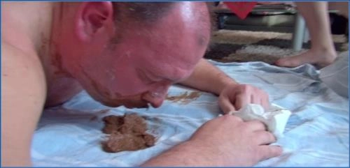 Fetischvideo: Lady Amy und Lady Atropa – Toilet Servant bekommt fette Ladung in den Mund