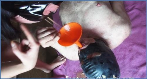 Friss Scheiße Sklavenfotze P2: Erniedrigung und Toilettensklaverei bei Scatqueens-Berlin – Scat-Slaves poster