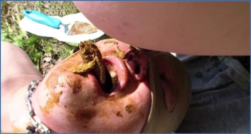 Mädchen spielen mit ihrem Hund HD 720p Milana Smelly - Scat-Shop.com, Poo19 Clip: Scat, Kot Essen 1.2 GB Video für Streaming oder Download.