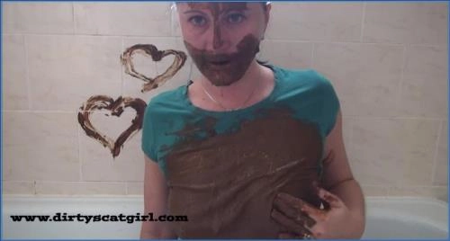 Victoria v modrých punčochách a tričku předvádí své dovednosti v pissing a scat scénách z Scat-Shop.com – Scat-Slaves poster
