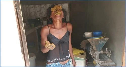 Jeans Pooping and Scat Eating mit Pinky Prada und Ebony Princess - FullHD 1080p online streamen oder downloaden – Scat-Slaves poster