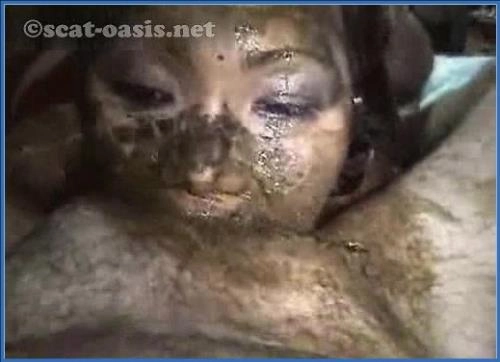 Honey Bee erniedrigte Asiatin liebt Scat und Piss