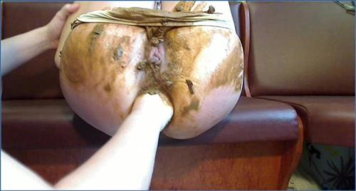 Моя девушка какает в белые трусики FullHD 1080p Грязная Барбара владеет писающими и размазывающими играми в этом амаротическом специальном выпуске.

**Translation to German:**

Meine Freundin kackt in weiße Höschen FullHD 1080p Dirty Barbara beherrscht da – Scat-Slaves poster