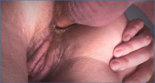 Download Heiße Amateur-Dirty-Betty: Anal und Pissing Action in FullHD 1080p von Scat-Shop.com Scat-Slaves.net