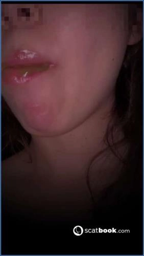 Juliana - Do vazo para a boca - Scat e BDSM 720p