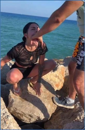 Strandtag mit Venom Evil, ihrem Freund und Dr. Love - Greek Goddess (Deutschland, 2025) Scat, Fisting und Anal, Einlauf, HD 720p