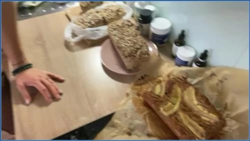 Linda aka VeganLinda: Scat und Pee Action bei Bread for Friends Chocolate for Pigs (2021)