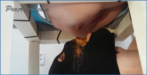 Lebende weibliche Toilette Alina schluckt Scheiße Nahe- Scat-Shop Slave HD 720p - scat porn video at Scat-Slaves.net