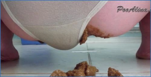 Junge Frau Alina macht Morgenscheiß in Höschen - scat porn video at Scat-Slaves.net