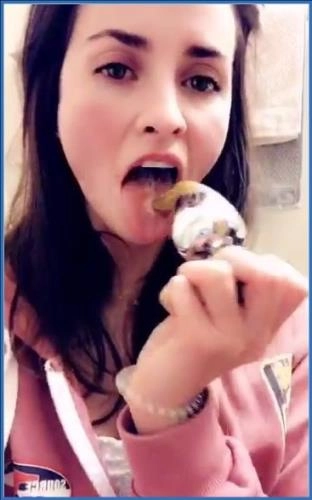 LilbuttLex Scat Slave Cleans Butt Plug - scat porn video at Scat-Slaves.net