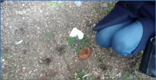 Alinas kraftvoller Scheiß auf der Straße im Herbst- Sklawe 2022 - scat porn video at Scat-Slaves.net