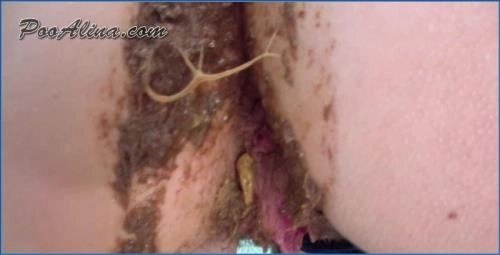 Alina какает и пукает в джинсах после рыбы с пивом German Translation: Alina kackt und furzt in Jeans nach Fisch mit - scat porn video at Scat-Slaves.net