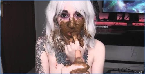 Betty Schwarze Augen- Hardcore Scat Schlucken auf der Toilette - scat porn video at Scat-Slaves.net