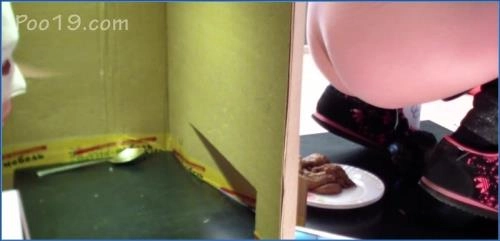 Toilettensklave isst 2 Haufen Kot in einer Kiste - MilanaSmelly Scat-Sklaven HD 720p Download – Scat-Slaves poster