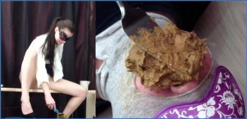 Christina mit geschlossenen Augen bedient - ScatSlaves HD 720p MilanaSmelly Video – Scat-Slaves poster