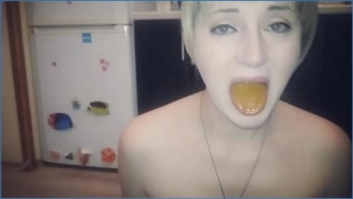 Elecebra steht selbstbewusst in ihrem Latex-Outfit und dominiert den Raum on ScatLab