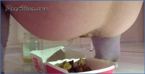 Mädchen isst Hamburger und kackt nah - PooAlina Toilette HD 720p herunterladen – Scat-Slaves poster