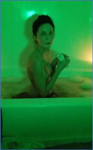 LilbuttLex Kaviar Toilet in Bathtub Fun Valentine's Day HD 720p Download – Scat-Slaves poster