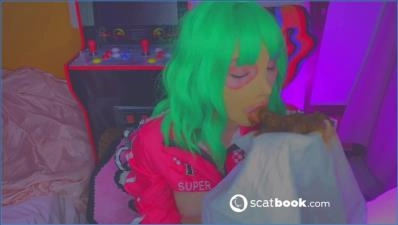 Schau dir Sweet Betty Parlour in einem bizarren Erlebnis an: 1,5 Kilogramm Eigenkot und spritzige Nacht! FullHD 1080p - related scat video at Scat-Slaves
