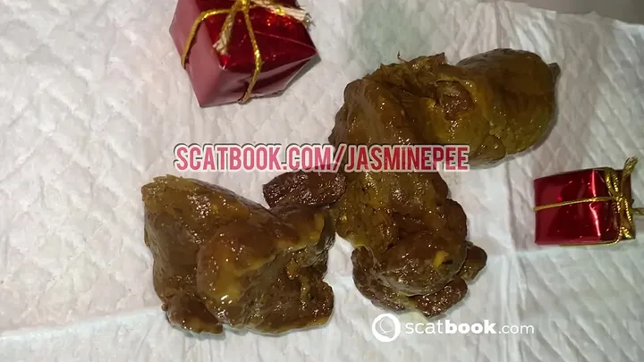 Jasminepee Unwraps Her Festive Scat and Piss Surprise for the Holidays - scat porn video at Scat-Slaves.net
