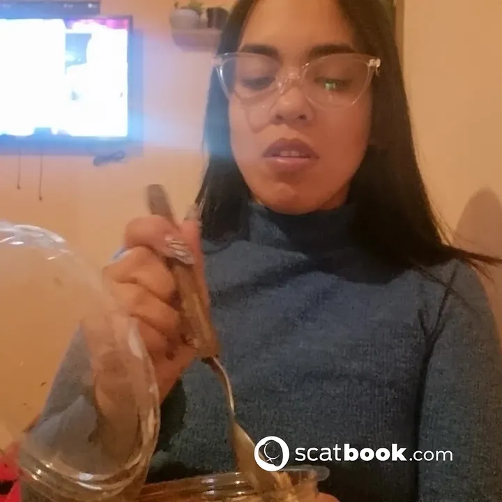Flornatiii Drops Genuine Amateur Kaviar in Unfussed Scat Round - related scat video at Scat-Slaves