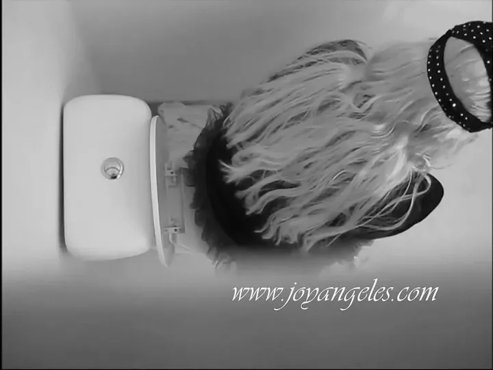 Voyeur Hidden Camera Catches American Girl Shitting on the Toilet - scat porn video at Scat-Slaves.net