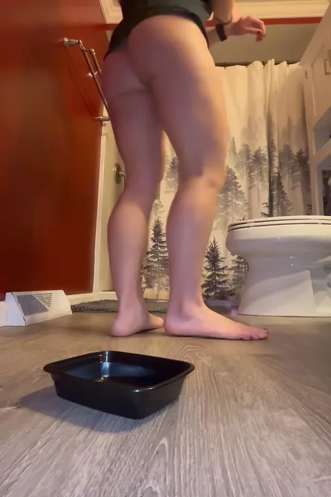 Gassy Rear Meets Brown Surprise in Solo Scat Kaviar Fun - scat porn video at Scat-Slaves.net